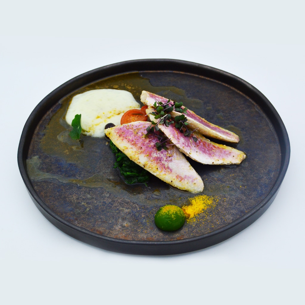 File de barbun sous vide, spanac, masline Tagiasche, rosii cherry, unt, salvie, spuma de cartofi cu parmesan File de barbun sous vide, spanac, masline Tagiasche, rosii cherry, unt, salvie, spuma de cartofi cu parmesan